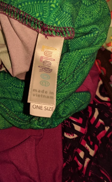 NWOT LULAROE ARTWORK ONE SIZE LEGGINGS. - Picture 4 of 7